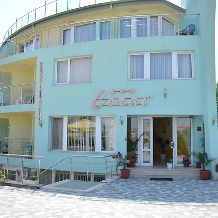 Family Coral فندق