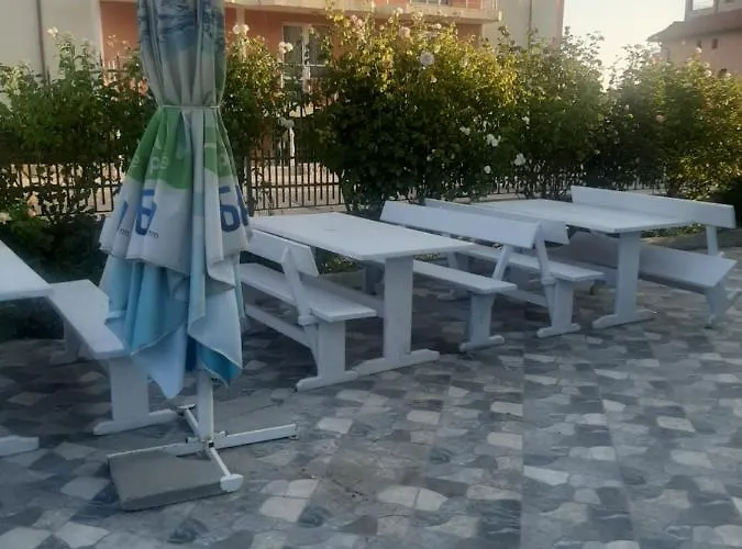 Family Coral מלון