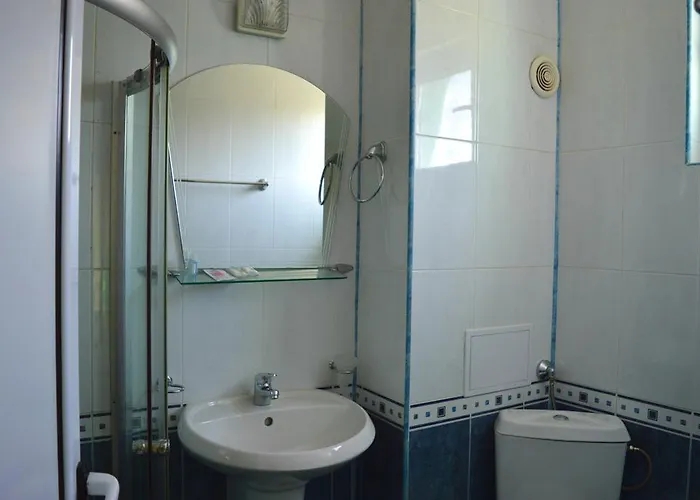 Family Coral מלון